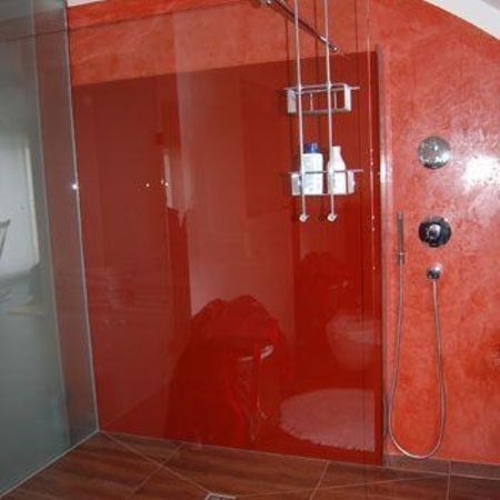 Bodengleiche Dusche vor roter Wand