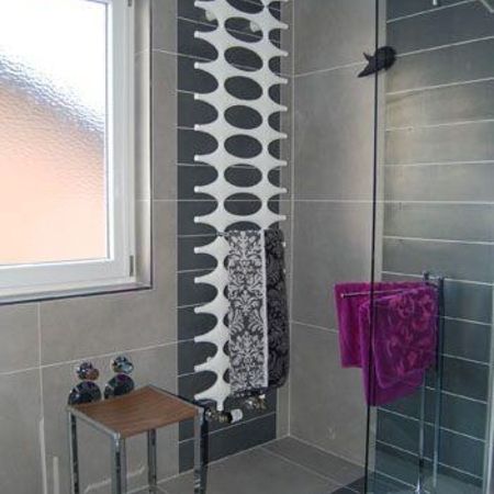Badezimmer mit stylischer Heizung