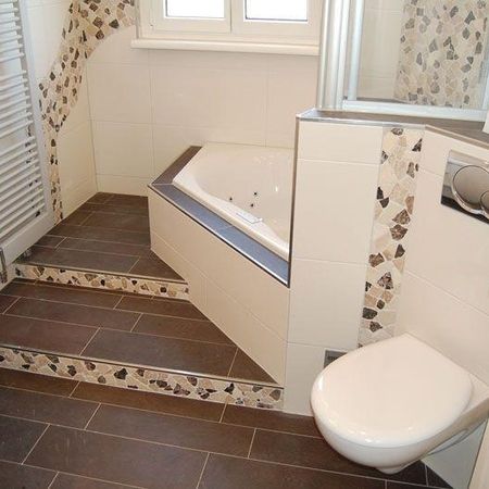 Badezimmer mit gemusterten Fliesen in Mosaik-Optik