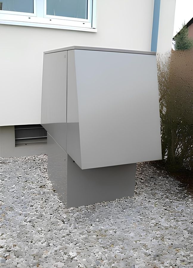 Wärmepumpe steht vor einem Gebäude